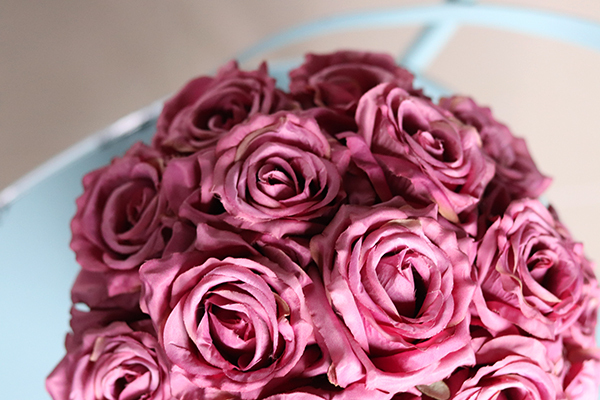 Cedia, bogaty flowerbox z różami, wys.32cm