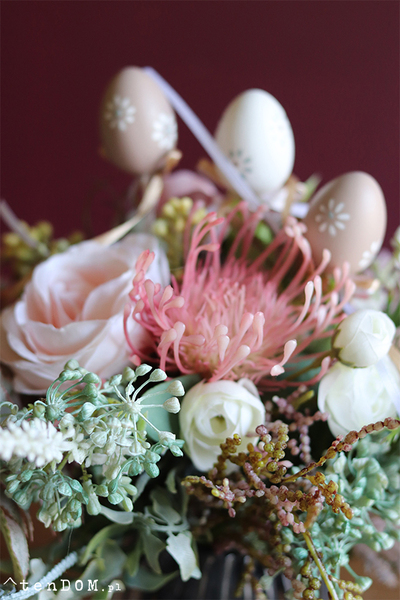 Butterfly Rosa, wielkanocny bukiet w szklanym wazonie, wys.31cm