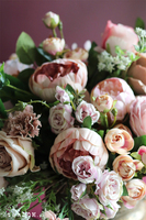 Juanita New, ekskluzywna kompozycja kwiatowa w złotym naczyniu, wys.48cm