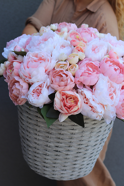 bogaty kosz z różowymi peoniami Lorettina, wym.53x50cm 