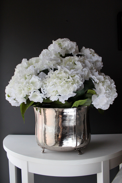 Hellada kompozycja hortensji w cynowanym ekskluzywnym naczyniu z herbem, wys.55cmx50cm