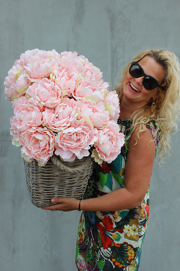 bardzo bogaty kosz z łososiowo-różowymi peoniami Provance wys.60cm 