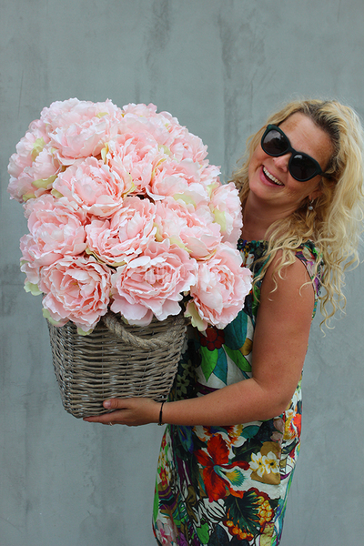 bardzo bogaty kosz z łososiowo-różowymi peoniami Provance wys.60cm 