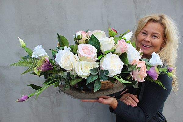 Jolanta Laos, efektowna kwiatowa kompozycja, wym. 55x36x30cm