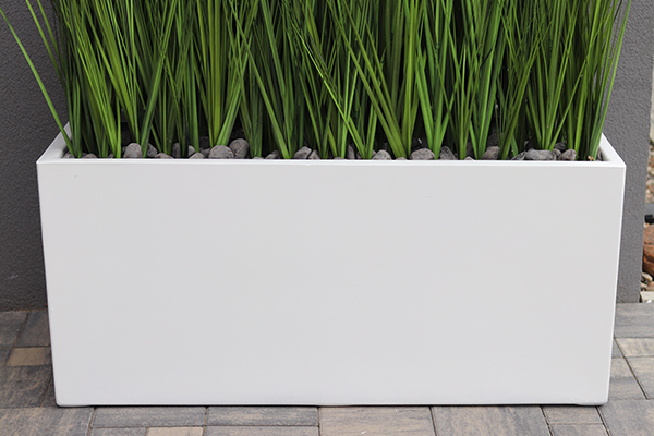 Fiberglass Grande White, sztuczne trawy w eleganckiej donicy, wys. 152cm