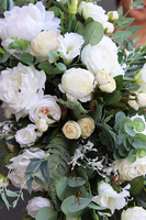 Eleonora White, elegancka kompozycja kwiatowa na komodę, wym.30x35x100cm