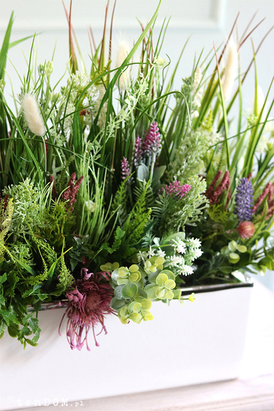 kompozycja z trawami w białej donicy, Polna Łąka Extra, wys.45cm