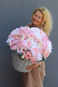 bogaty kosz z różowymi peoniami Lorettina, wym.53x50cm