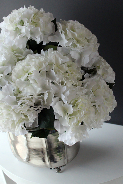 Hellada kompozycja hortensji w cynowanym ekskluzywnym naczyniu z herbem, wys.55cmx50cm