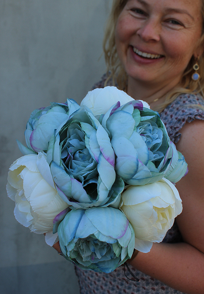 Alice, biało - niebieski flowerbox / kompozycja kwiatowa / bukiet, wys.23cm