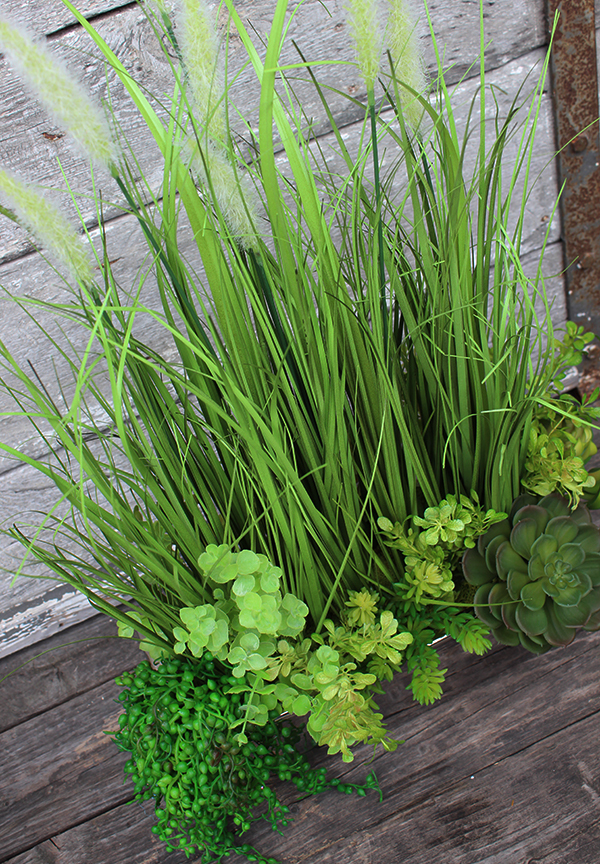 Anya piękna kompozycja Trawy & Sukulenty w lustrzanej donicy, wys.73cm