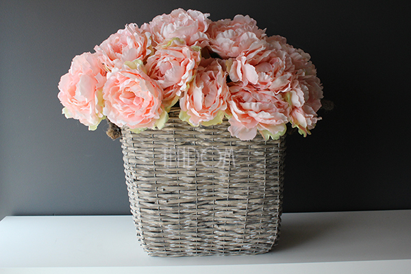 bardzo bogaty kosz z łososiowo-różowymi peoniami Provance wys.60cm 