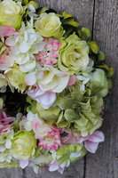 zielono-różowy dekoracyjny wianek na drzwi Polana, śr.32cm