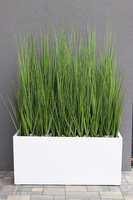 Fiberglass Grande White, sztuczne trawy w eleganckiej donicy, wys. 152cm