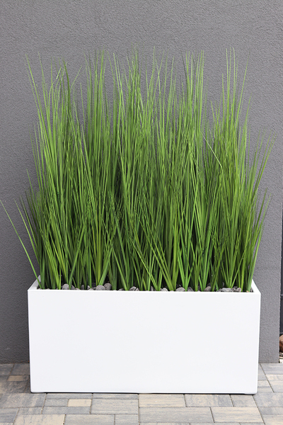 Fiberglass Grande White, sztuczne trawy w eleganckiej donicy, wys. 152cm