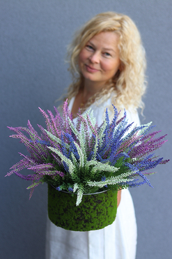 kompozycja kwiatowa w omszałym naczyniu, Wrzosy w Mchu, wys.31cm 