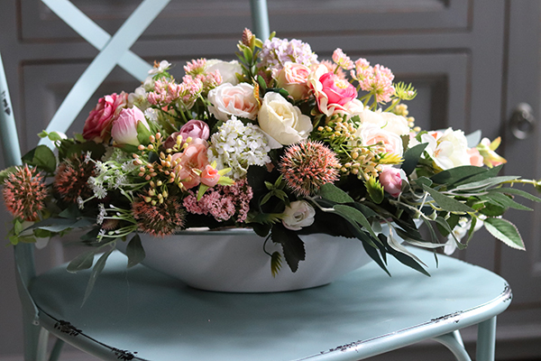 Jessy, dekoracja kwiatowa w białym naczyniu, wym.21x47cm 