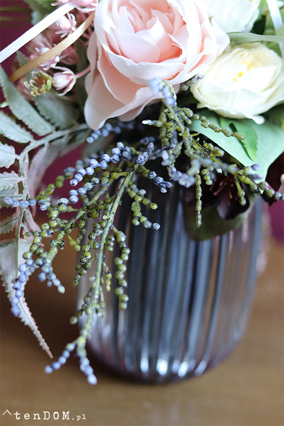 Butterfly Rosa, wielkanocny bukiet w szklanym wazonie, wys.31cm