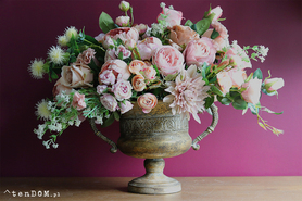 Juanita New, ekskluzywna kompozycja kwiatowa w złotym naczyniu, wys.48cm