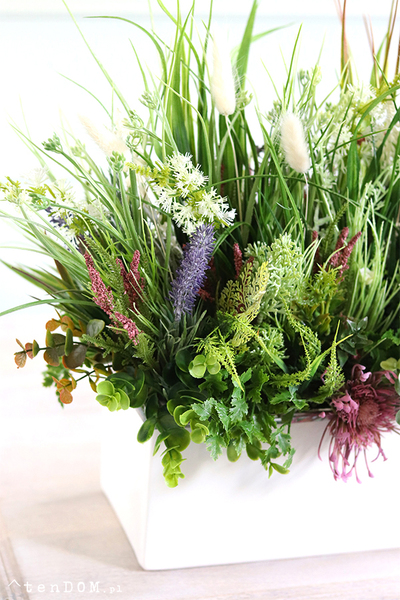 kompozycja z trawami w białej donicy, Polna Łąka Extra, wys.45cm