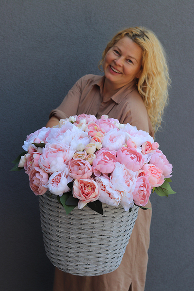 bogaty kosz z różowymi peoniami Lorettina, wym.53x50cm 