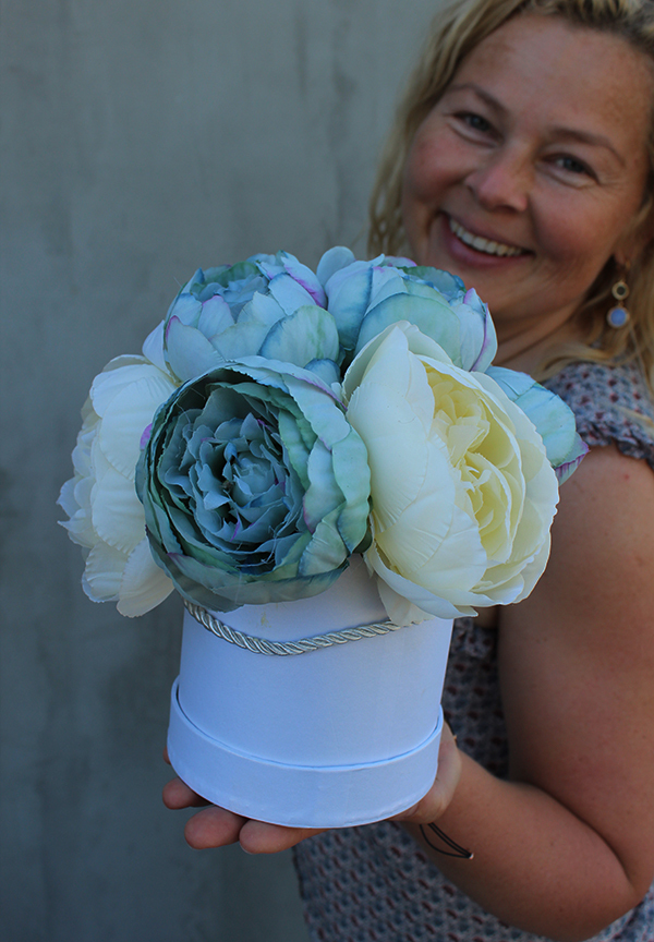 Alice, biało - niebieski flowerbox / kompozycja kwiatowa / bukiet, wys.23cm