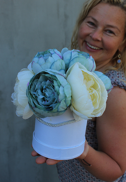 Alice, biało - niebieski flowerbox / kompozycja kwiatowa / bukiet, wys.23cm