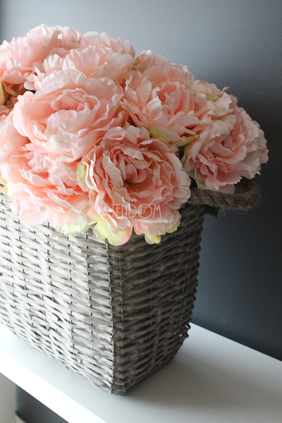 bardzo bogaty kosz z łososiowo-różowymi peoniami Provance wys.60cm 