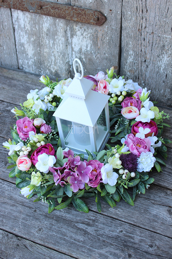 dekoracyjny wianek wiosenny Landassa śr. 40cm z lampionem LED i bukietem 