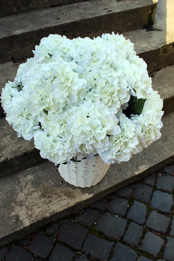 bardzo bogaty kosz z białymi hortensjami Provance, wys.67cm 