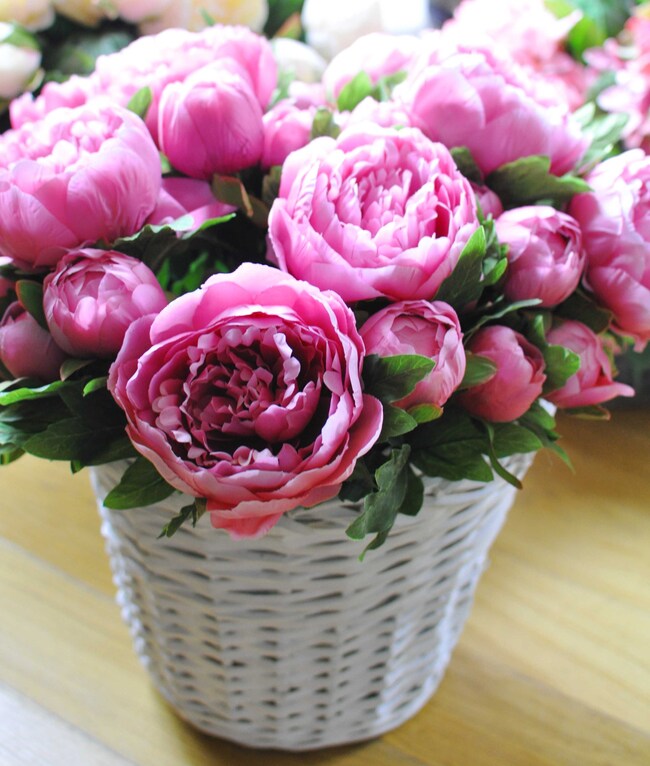bogaty kosz z fioletoworóżowymi piwoniami Provance, 50x50cm 
