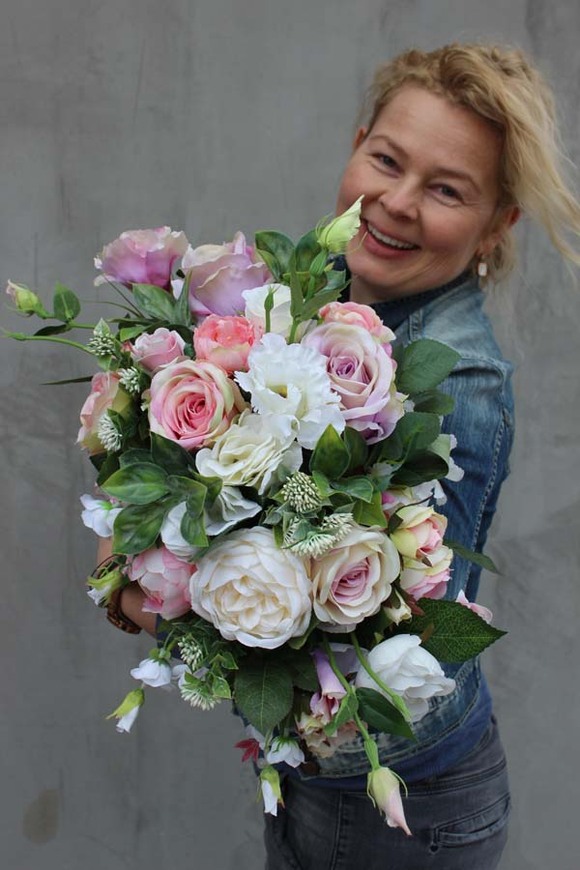 Pattena kompozycja kwiatowa w białym naczyniu, wys.30cm