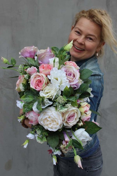 Pattena kompozycja kwiatowa w białym naczyniu, wys.30cm