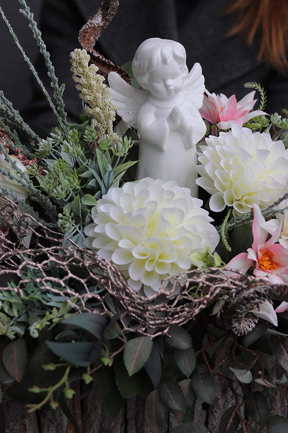 dekoracja nagrobna z figurką ceramiczną, Nemora, wym.40x68x48cm