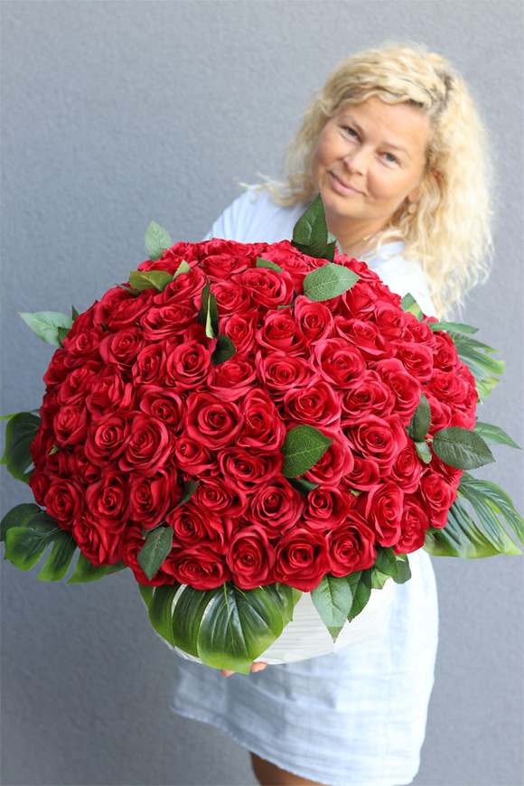 Exclusive Red Roses, dużych rozmiarów kompozycja kwiatowa w gąbce, wym. 47x50cm