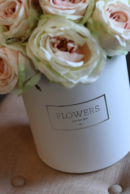 wysoki flowerbox pełen róż, Regenno, wys.36cm