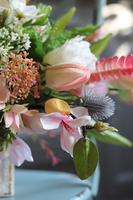 Mistre, wiosenna kompozycja kwiatowa w drewnianej skrzyneczce, wys.40cm