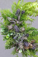 Original III, zielony - fioletowy wianek na białej wiklinie, śr.28cm