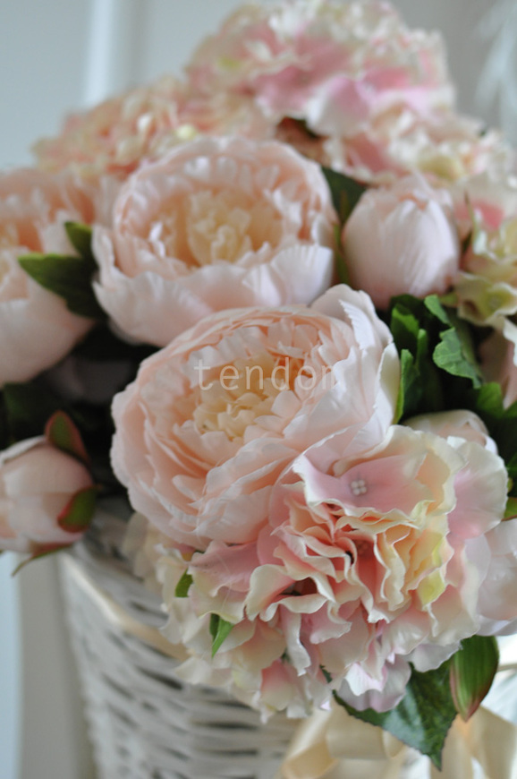 bogaty kosz z bladoróżowymi hortensjami i piwoniami Provance 50x50cm 