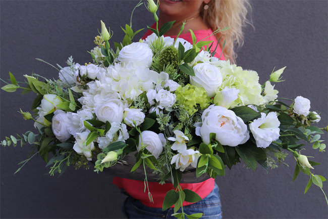elegancka kompozycja kwiatowa w bieli, Magdalena Grande, wys.44cm, dł.85cm