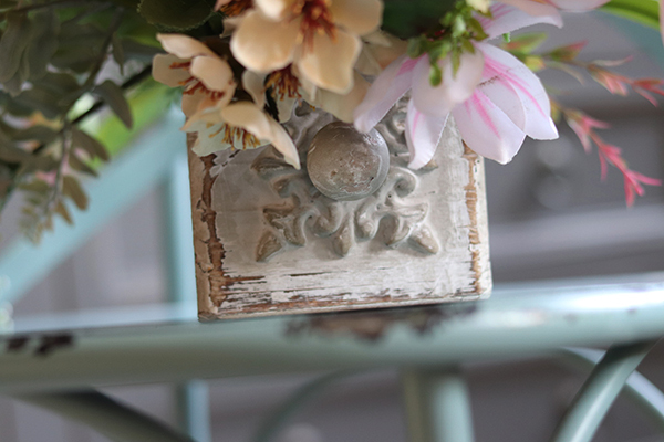 Mistre, wiosenna kompozycja kwiatowa w drewnianej skrzyneczce, wys.40cm