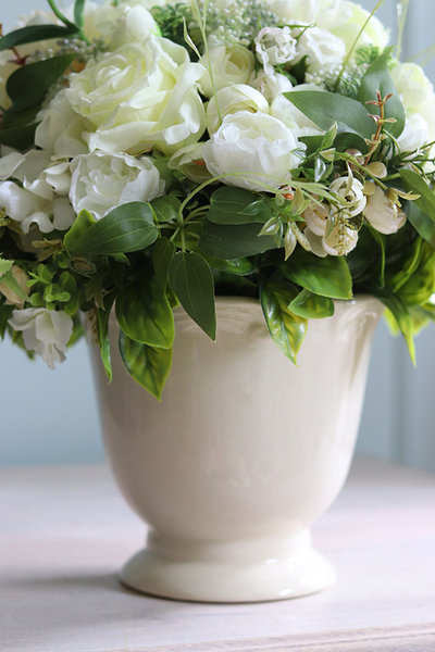 Gerfia, kompozycja kwiatowa w kremowym naczyniu, wys.46cm