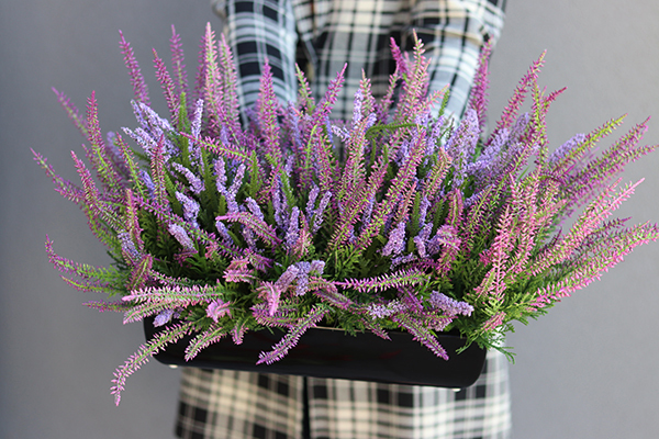 kompozycja kwiatowa w czarnej donicy, Wrzosy Novelty, wym.28x55cm  