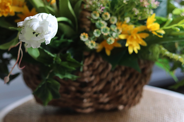 dekoracyjny kosz z żółtymi kwiatami, Wiosenny Klimat, wys.46cm