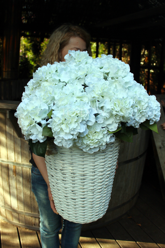 bardzo bogaty kosz z białymi hortensjami Provance, wys.67cm 