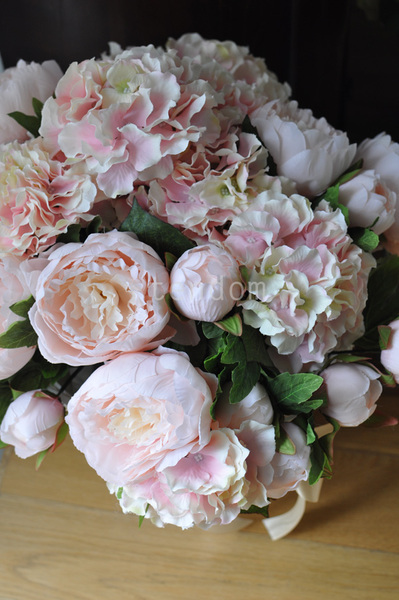 bogaty kosz z bladoróżowymi hortensjami i piwoniami Provance 50x50cm 