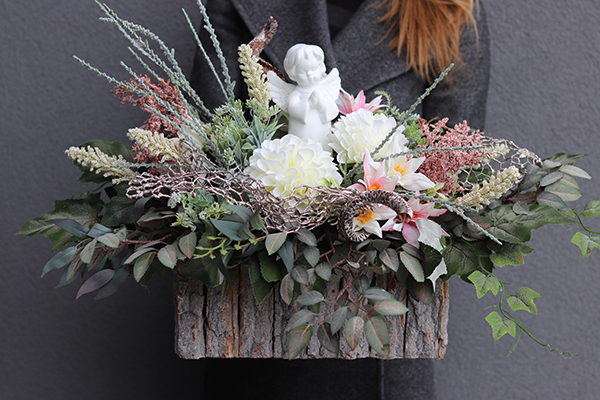 dekoracja nagrobna z figurką ceramiczną, Nemora, wym.40x68x48cm