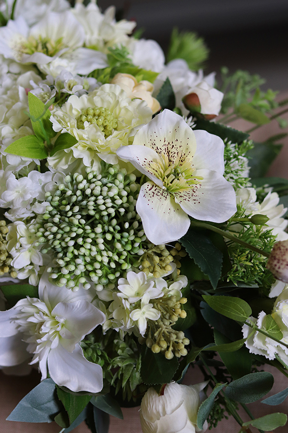 elegancka kompozycja kwiatowa w bieli, Magdalena Grande, wys.44cm, dł.85cm