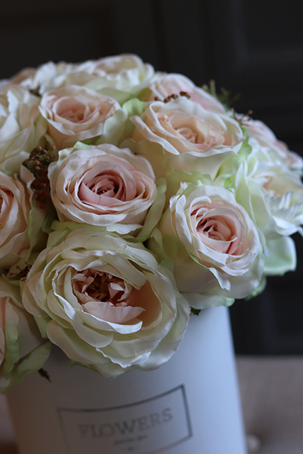 wysoki flowerbox pełen róż, Regenno, wys.36cm 