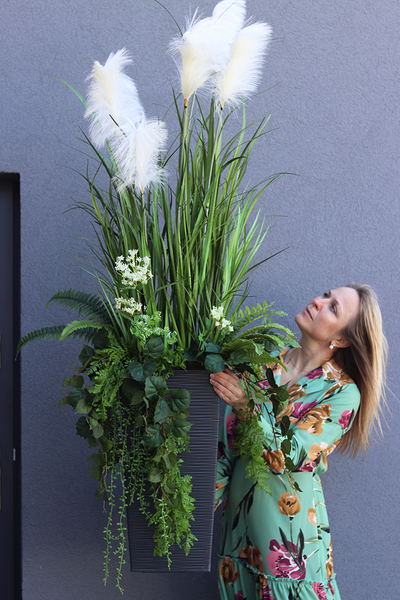 Gertruda Premium Black, trawy w czarnej donicy z dekoracjami, wys.160cm